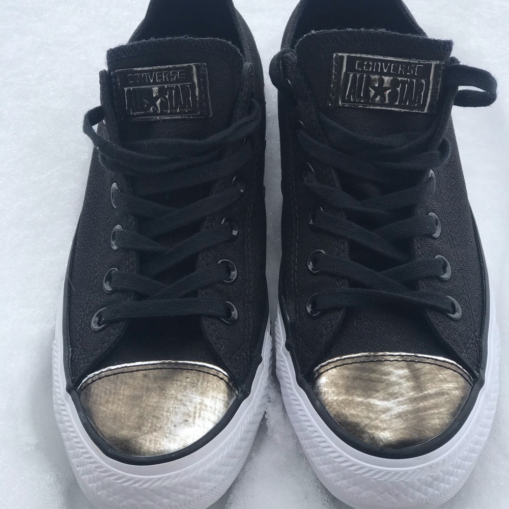 Metallic Converse Tennis shoes Never worn